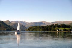 Barca a vela su Ullswater immagini stock libere da diritti Barca a vela su Ullswater immagini stock libere da diritti