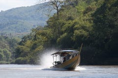 Barcaccia che viaggia sul fiume immagini stock libere da diritti Barcaccia che viaggia sul fiume immagini stock libere da diritti