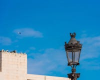 BARCELLONA, SPAGNA - 3 OTTOBRE 2017: Vista di una lampada di via contro un cielo blu Copi lo spazio per testo immagini stock libere da diritti BARCELLONA, SPAGNA - 3 OTTOBRE 2017: Vista di una lampada di via contro un cielo blu Copi lo spazio per testo immagini stock libere da diritti