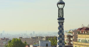 BARCELONA, CATALONIË - JULI ZESENTWINTIGSTE 2017: Mening van Guell-de stads kleurrijke zonnige dag van parkbarcelona stock footage BARCELONA, CATALONIË - JULI ZESENTWINTIGSTE 2017: Mening van Guell-de stads kleurrijke zonnige dag van parkbarcelona stock footage