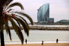 Barcelona, Espa?a El horizonte de Barcelona con el mar, la playa y los edificios modernos imagen de archivo libre de regalías Barcelona, Espa?a El horizonte de Barcelona con el mar, la playa y los edificios modernos imagen de archivo libre de regalías