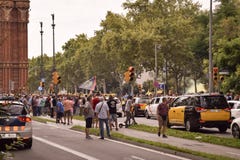 Barcelona, Espanha - 25 de julho de 2018: Os Taxidrivers demonstram contra a injustiça com cartazes, bandeiras e bomba de fumo imagens de stock royalty free Barcelona, Espanha - 25 de julho de 2018: Os Taxidrivers demonstram contra a injustiça com cartazes, bandeiras e bomba de fumo imagens de stock royalty free