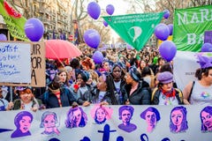 Barcelona, Espanha - 8 de março de 2019: os corvos das mulheres reagrupam no centro da cidade durante o dia da mulher para melhor imagem de stock Barcelona, Espanha - 8 de março de 2019: os corvos das mulheres reagrupam no centro da cidade durante o dia da mulher para melhor imagem de stock
