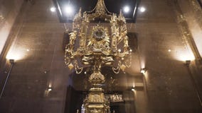 BARCELONA, ESPAÑA - abril de 2018: Interior de la catedral de la cruz y del santo santos Eulalia existencias Dentro de la catedra metrajes BARCELONA, ESPAÑA - abril de 2018: Interior de la catedral de la cruz y del santo santos Eulalia existencias Dentro de la catedra metrajes