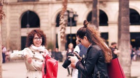 BARCELONA, ESPAÑA - ABRIL, 16, 2017 Fotógrafo de la mujer que hace las fotos de la señal con su cámara de Nikon DSLR vídeo 4K almacen de video BARCELONA, ESPAÑA - ABRIL, 16, 2017 Fotógrafo de la mujer que hace las fotos de la señal con su cámara de Nikon DSLR vídeo 4K almacen de video