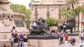 BARCELONA, ESPAÑA - ABRIL, 15, 2017 Turistas que hacen las fotos cerca de los leones de Columbus Monument vídeo 4K metrajes BARCELONA, ESPAÑA - ABRIL, 15, 2017 Turistas que hacen las fotos cerca de los leones de Columbus Monument vídeo 4K metrajes