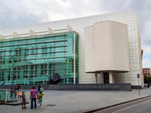 Barcelona, España - 24 de junio de 2013: Fachada del museo de Art Contemporani de Barcelona del ` de MACBA Museu d en la ciudad v imagenes de archivo Barcelona, España - 24 de junio de 2013: Fachada del museo de Art Contemporani de Barcelona del ` de MACBA Museu d en la ciudad v imagenes de archivo