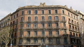 BARCELONA, ESPAÑA - FEBRERO DE 2019 Casa típica en el centro de Barcelona cataluña Cámara lenta almacen de video BARCELONA, ESPAÑA - FEBRERO DE 2019 Casa típica en el centro de Barcelona cataluña Cámara lenta almacen de video
