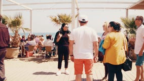 BARCELONA HISZPANIA, KWIECIEŃ, -, 15, 2017 Długi steadicam strzał ludzie w zatłoczonej plażowej restauracji 4K wideo zbiory wideo BARCELONA HISZPANIA, KWIECIEŃ, -, 15, 2017 Długi steadicam strzał ludzie w zatłoczonej plażowej restauracji 4K wideo zbiory wideo