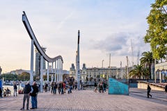 Barcelona, Hiszpania: Listopad 13, 2016: Rambla Del Mącący drewniany przejście nad Portowym Vell przy zmierzchem Fotografia Royalty Free