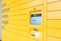 BARCELONA JULI 2, 2019: Amasonskåpet väljer upp stationen och skärmen med logoen i Barcelona, Catalonia royaltyfri bild BARCELONA JULI 2, 2019: Amasonskåpet väljer upp stationen och skärmen med logoen i Barcelona, Catalonia royaltyfri bild