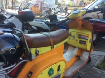 Barcelona, Spanien, im März 2016: alte Weinlese Retro- künstlerischer Vespa-Roller Lizenzfreies Stockfoto Barcelona, Spanien, im März 2016: alte Weinlese Retro- künstlerischer Vespa-Roller Lizenzfreies Stockfoto