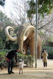 Barcelona Spanien, Januari 2017 En fader med ett barn som intresseras i en enorm kolossal orientering i en stad, parkerar royaltyfri fotografi Barcelona Spanien, Januari 2017 En fader med ett barn som intresseras i en enorm kolossal orientering i en stad, parkerar royaltyfri fotografi