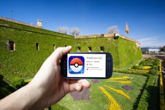 Barcelona Spanien - Juli 24: En Android användare förbereder sig att installera Pokemon går, fri-till-lek ökad en framkallad verk Fotografering för Bildbyråer Barcelona Spanien - Juli 24: En Android användare förbereder sig att installera Pokemon går, fri-till-lek ökad en framkallad verk Fotografering för Bildbyråer