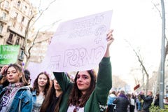 Barcelona Spanien - 8 marsch 2019: unga flickor samlar i centret under kvinnans dag för bättre mänskliga rättigheter för kvinnor royaltyfria bilder Barcelona Spanien - 8 marsch 2019: unga flickor samlar i centret under kvinnans dag för bättre mänskliga rättigheter för kvinnor royaltyfria bilder