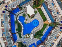 BARCELONA, SPANJE - 22 AUGUSTUS 2018: Bekijk de openluchtpool in hotel stock foto BARCELONA, SPANJE - 22 AUGUSTUS 2018: Bekijk de openluchtpool in hotel stock foto