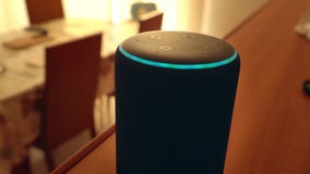 Barcelona, Spanje Januari 2019: Hand die het slimme het Huisapparaat aanpassen van Amazonië Echo Plus stock video Barcelona, Spanje Januari 2019: Hand die het slimme het Huisapparaat aanpassen van Amazonië Echo Plus stock video