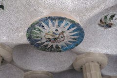 Barcelone, Espagne - 24 septembre 2016 : Garez le détail de mosaïque de Guell de la zone monumentale de pièce hypostyle photos libres de droits Barcelone, Espagne - 24 septembre 2016 : Garez le détail de mosaïque de Guell de la zone monumentale de pièce hypostyle photos libres de droits