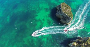 Barche che navigano fra le rocce aeree Barche che navigano fra le rocce aeree