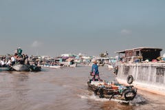 Barche con i venditori nei mercati di galleggiamento di Can Tho sul fiume il Mekong immagini stock libere da diritti Barche con i venditori nei mercati di galleggiamento di Can Tho sul fiume il Mekong immagini stock libere da diritti