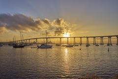 Barche di svago e di pesca sotto una bella alba ed il ponte di Coronado, San Diego California fotografia stock libera da diritti Barche di svago e di pesca sotto una bella alba ed il ponte di Coronado, San Diego California fotografia stock libera da diritti