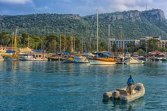 Barche e yacht nella baia di Kemer Immagine Stock Barche e yacht nella baia di Kemer Immagine Stock
