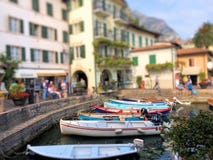 Barche nel porticciolo della polizia del sul di Limone fotografie stock libere da diritti Barche nel porticciolo della polizia del sul di Limone fotografie stock libere da diritti