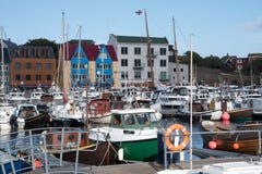 Barche nel porto di Torshavn alle isole faroe fotografia stock Barche nel porto di Torshavn alle isole faroe fotografia stock