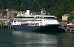 Barco de cruceros en Juneau, Alaska Imágenes de archivo libres de regalías Barco de cruceros en Juneau, Alaska Imágenes de archivo libres de regalías