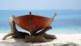 Barco de madera en la playa asoleada foto de archivo libre de regalías Barco de madera en la playa asoleada foto de archivo libre de regalías