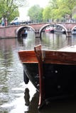 Barco de madera grande en Amsterdam, canal de Prinsengracht foto de archivo libre de regalías Barco de madera grande en Amsterdam, canal de Prinsengracht foto de archivo libre de regalías