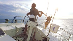Barco de vela en el mar almacen de metraje de vídeo Barco de vela en el mar almacen de metraje de vídeo