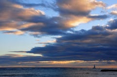 Barco de vela en el océano y la puesta del sol imágenes de archivo libres de regalías Barco de vela en el océano y la puesta del sol imágenes de archivo libres de regalías