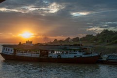 Barco e por do sol no rio de Irrawaddy imagens de stock Barco e por do sol no rio de Irrawaddy imagens de stock