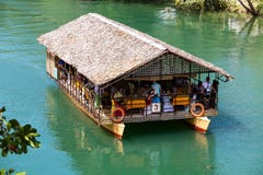 Barco exótico do cruzeiro com turistas em um rio da selva Ilha Bohol, filipino fotos de stock Barco exótico do cruzeiro com turistas em um rio da selva Ilha Bohol, filipino fotos de stock