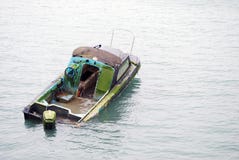 barco hundido mitad Imagen de archivo libre de regalías barco hundido mitad Imagen de archivo libre de regalías