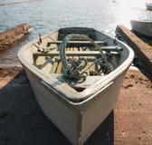 Barco que rema en muelle foto de archivo libre de regalías Barco que rema en muelle foto de archivo libre de regalías