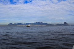 Barco que viene a Rio de Janeiro y la belleza de Rio de Janeiro imagen de archivo libre de regalías Barco que viene a Rio de Janeiro y la belleza de Rio de Janeiro imagen de archivo libre de regalías