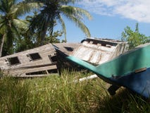 Barco quebrado en una isla perdida imagen de archivo Barco quebrado en una isla perdida imagen de archivo