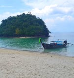 Barco tailandês da cauda longa na água verde claro de turquesa da praia branca tropical famosa da areia em Krabi, mar de Andaman, fotos de stock Barco tailandês da cauda longa na água verde claro de turquesa da praia branca tropical famosa da areia em Krabi, mar de Andaman, fotos de stock