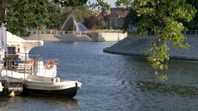 Barco turístico de la ciudad en el río almacen de video Barco turístico de la ciudad en el río almacen de video
