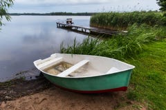 Barco y puente del ` s del pescador con trole en el lago Masuria, foto de archivo libre de regalías Barco y puente del ` s del pescador con trole en el lago Masuria, foto de archivo libre de regalías