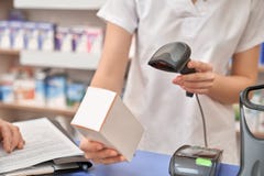 Barcode przeszukiwacz używać farmaceutą w aptece obraz stock Barcode przeszukiwacz używać farmaceutą w aptece obraz stock