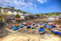 Barcos BRITÂNICOS de Cornualha Inglaterra do porto de Coverack na maré baixa no verão em HDR criativo fotos de stock Barcos BRITÂNICOS de Cornualha Inglaterra do porto de Coverack na maré baixa no verão em HDR criativo fotos de stock