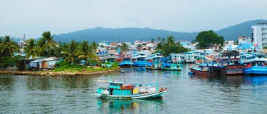 Barcos de pesca coloridos em um porto Ilha de Phu Quoc, Vietname fotos de stock royalty free Barcos de pesca coloridos em um porto Ilha de Phu Quoc, Vietname fotos de stock royalty free