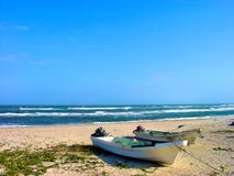 Barcos de pesca mexicanos velhos na praia foto de stock Barcos de pesca mexicanos velhos na praia foto de stock