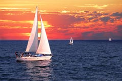 Barcos de vela en la puesta del sol fotografía de archivo libre de regalías Barcos de vela en la puesta del sol fotografía de archivo libre de regalías