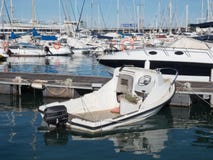 Barcos de vela en un día despejado hermoso en el puerto deportivo imágenes de archivo libres de regalías Barcos de vela en un día despejado hermoso en el puerto deportivo imágenes de archivo libres de regalías