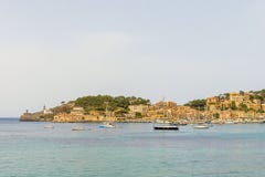 Barcos en el mar cerca de la playa y de rocas fotografía de archivo Barcos en el mar cerca de la playa y de rocas fotografía de archivo