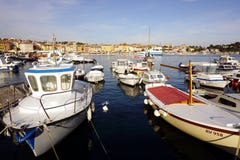 Barcos en puerto en la ciudad de Rovinj en la península de Istrian en Croacia fotografía de archivo Barcos en puerto en la ciudad de Rovinj en la península de Istrian en Croacia fotografía de archivo